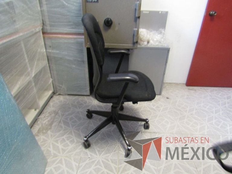 Lote 051 - Silla ejecutiva asiento y respaldo color negro, con ruedas, descansabrazos - Imagen 2