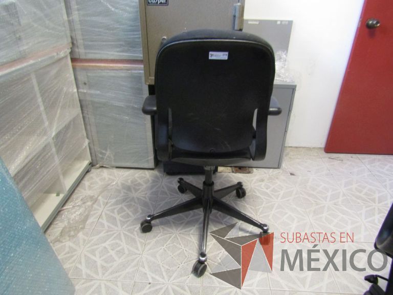 Lote 051 - Silla ejecutiva asiento y respaldo color negro, con ruedas, descansabrazos - Imagen 3