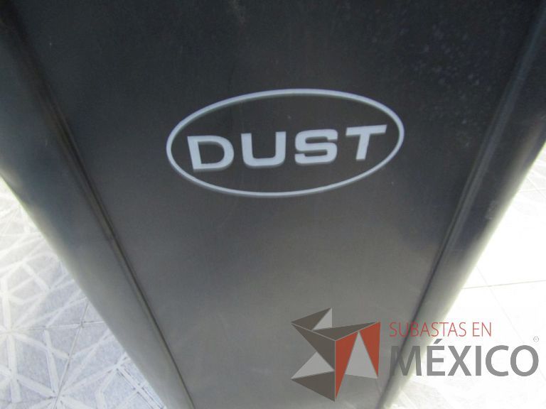 Lote 054 - Bote de basura grande Dust de plástico con tapa y ruedas - Imagen 2