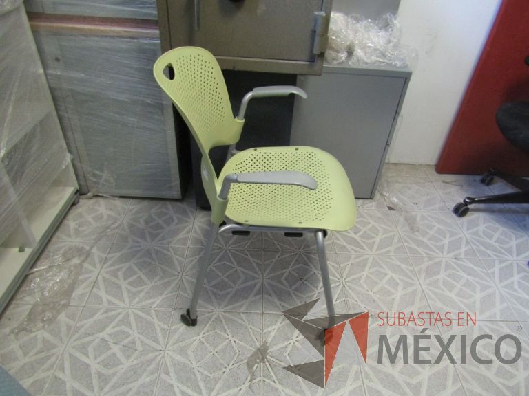 Lote 076 - Silla de visita Herman Miller, asiento y respaldo en plástico color verde, patas metálicas con ruedas - Imagen 5