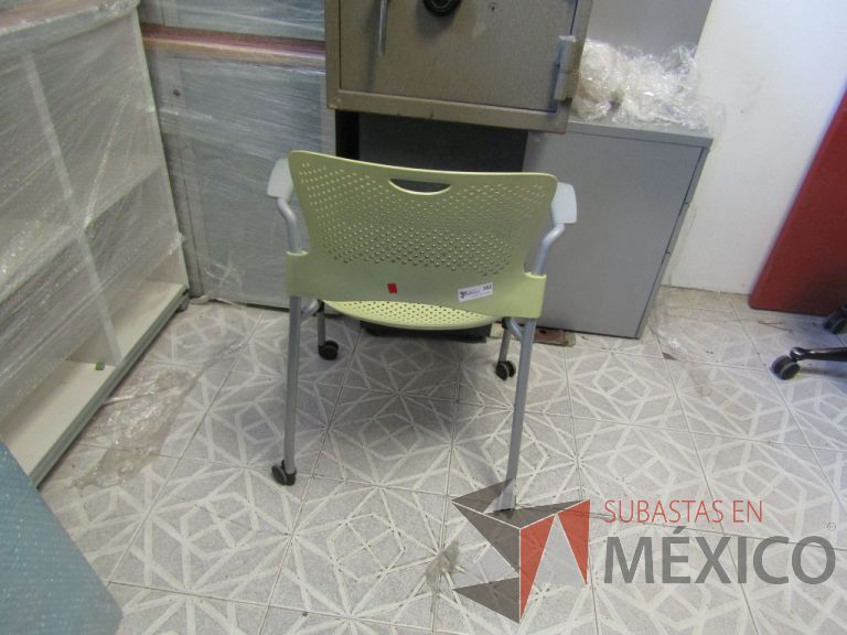 Lote 076 - Silla de visita Herman Miller, asiento y respaldo en plástico color verde, patas metálicas con ruedas - Imagen 4