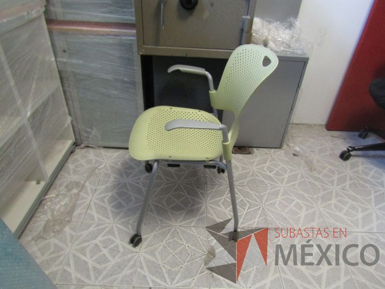 Lote 076 - Silla de visita Herman Miller, asiento y respaldo en plástico color verde, patas metálicas con ruedas - Imagen 3