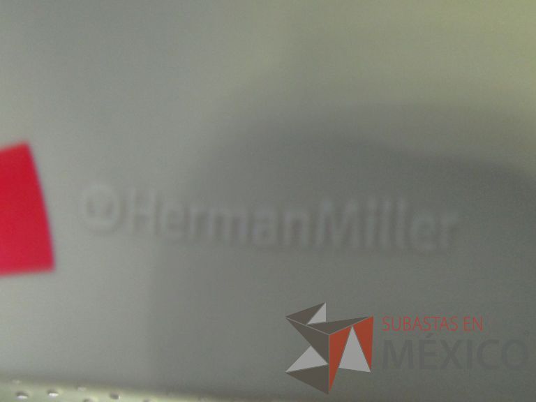 Lote 076 - Silla de visita Herman Miller, asiento y respaldo en plástico color verde, patas metálicas con ruedas - Imagen 2
