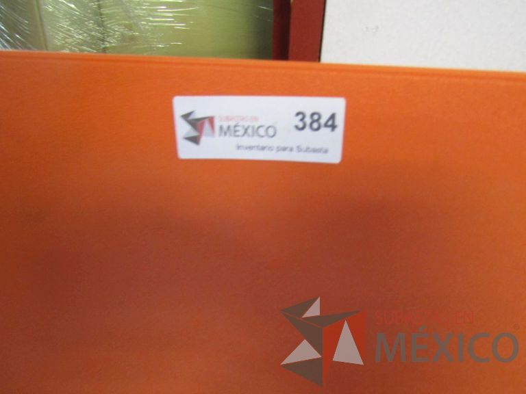 Lote 112- Silla fija alta marca Shell, asiento y respaldo en plástico color naranja, base metálica - Imagen 2