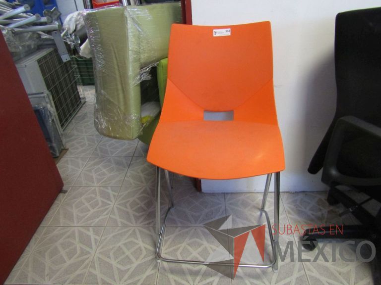 Lote 112- Silla fija alta marca Shell, asiento y respaldo en plástico color naranja, base metálica