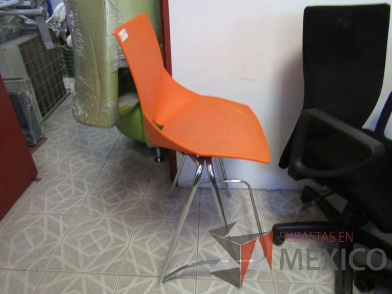 Lote 112- Silla fija alta marca Shell, asiento y respaldo en plástico color naranja, base metálica - Imagen 3