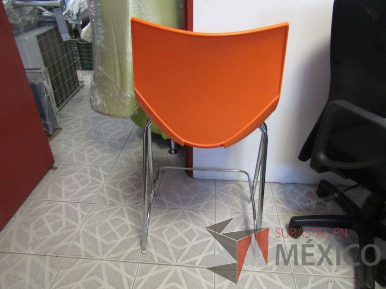 Lote 112- Silla fija alta marca Shell, asiento y respaldo en plástico color naranja, base metálica - Imagen 4