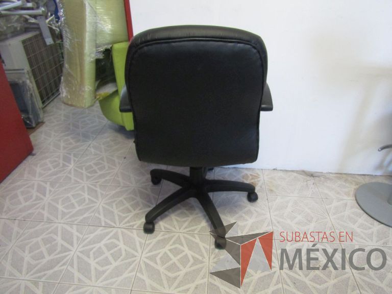 Lote 058 - Silla ejecutiva tipo piel color negra, asiento roto, con descansabrazos y ruedas - Imagen 3