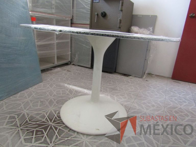 Lote 061 - Mesa redonda, cubierta de cristal y base de fibra de vidrio, no se cuenta con partes que sujetan la superficie - Imagen 3