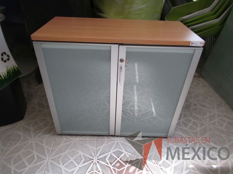 Lote 065 - Gabinete metálico son superficie tipo madera