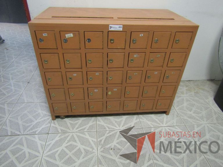 Lote 023 - Mueble de madera con 35 compartimientos pequeños con chapa y 2 ranuras superiores
