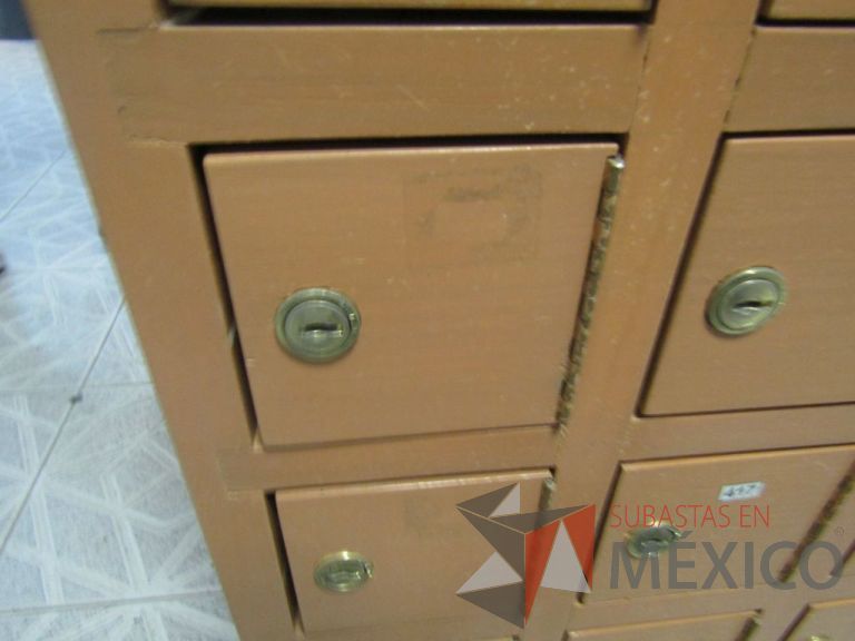 Lote 023 - Mueble de madera con 35 compartimientos pequeños con chapa y 2 ranuras superiores - Imagen 2