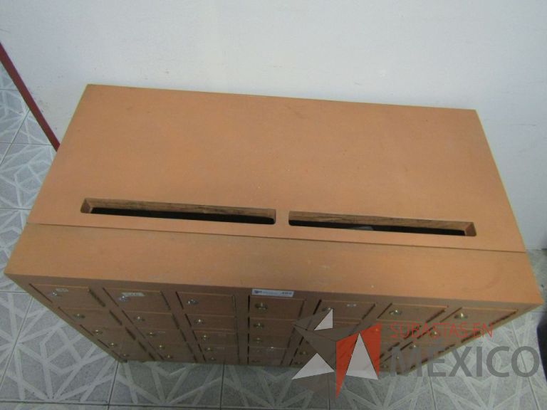 Lote 023 - Mueble de madera con 35 compartimientos pequeños con chapa y 2 ranuras superiores - Imagen 3