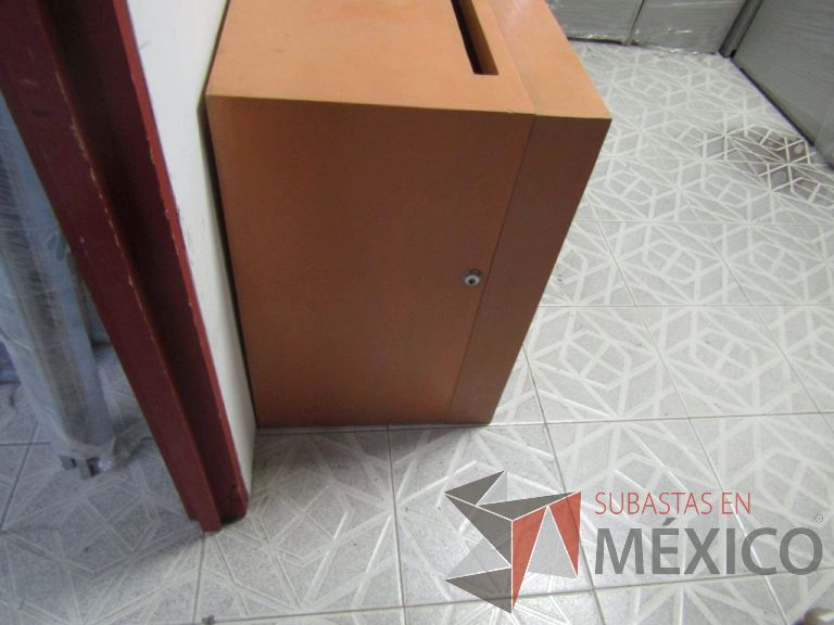 Lote 023 - Mueble de madera con 35 compartimientos pequeños con chapa y 2 ranuras superiores - Imagen 4