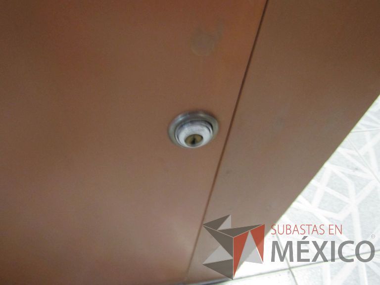 Lote 023 - Mueble de madera con 35 compartimientos pequeños con chapa y 2 ranuras superiores - Imagen 5