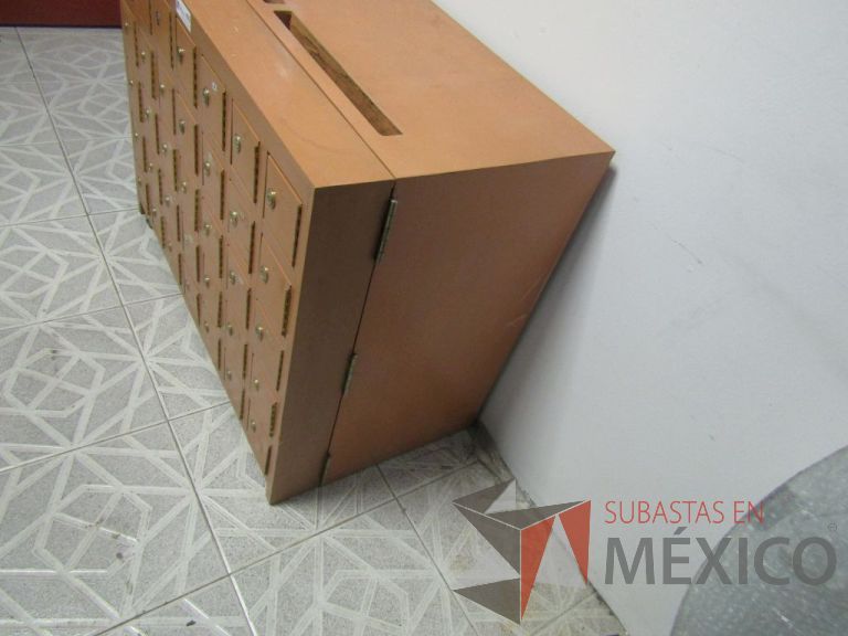 Lote 023 - Mueble de madera con 35 compartimientos pequeños con chapa y 2 ranuras superiores - Imagen 6