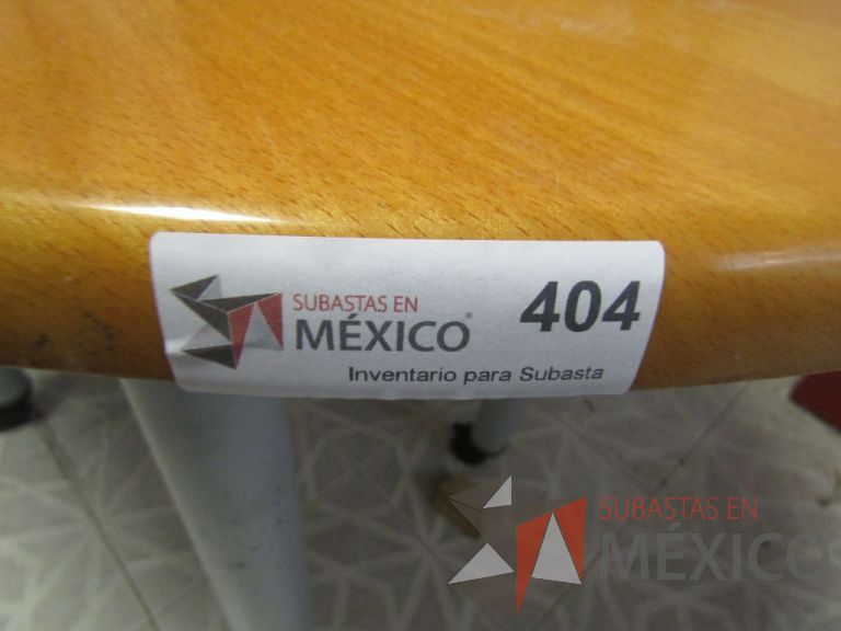 Lote 076 - Mesa de gota de agua tipo madera, patas metálicas con ruedas - Imagen 2