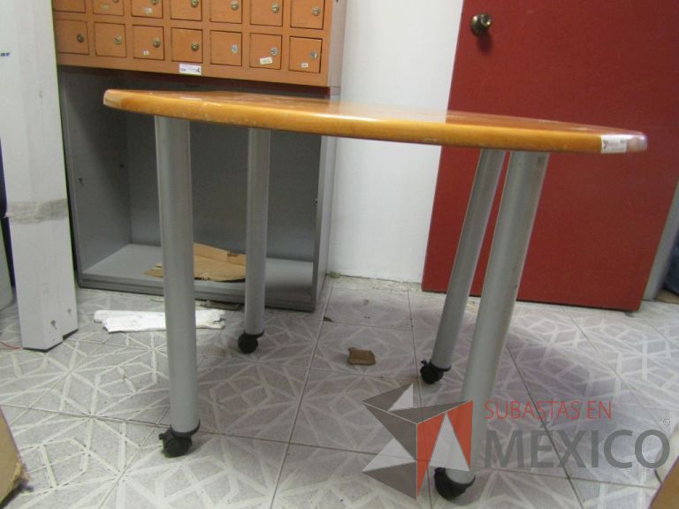 Lote 076 - Mesa de gota de agua tipo madera, patas metálicas con ruedas - Imagen 4