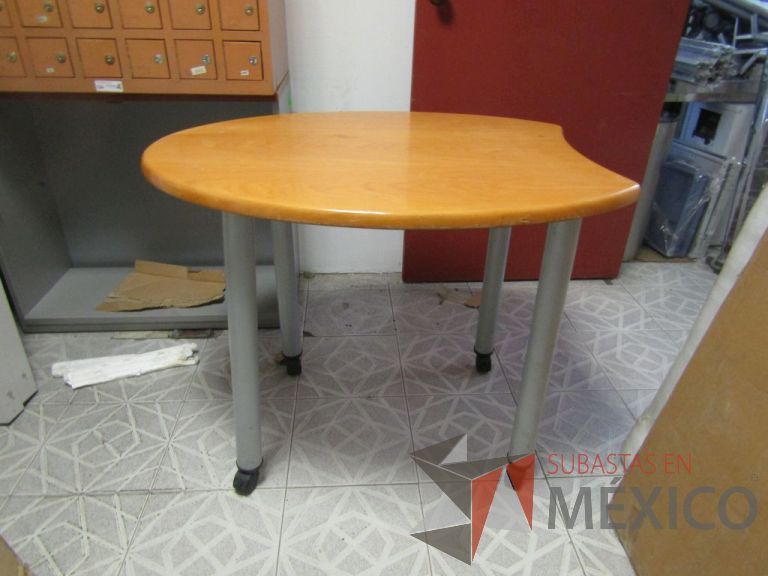 Lote 076 - Mesa de gota de agua tipo madera, patas metálicas con ruedas