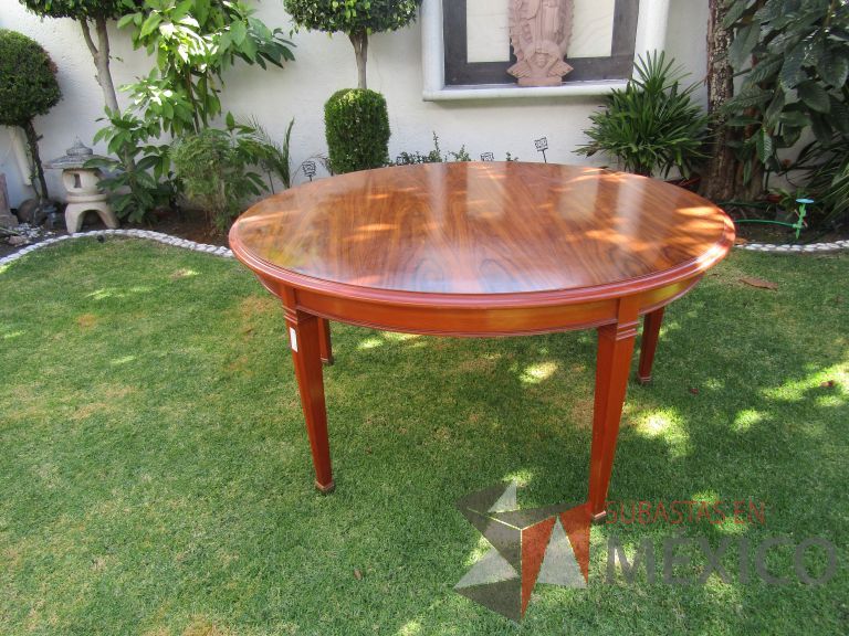 Lote 001 - Mesa de trabajo circular con 4 patas y cubierta color madera