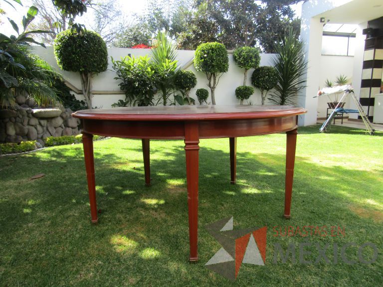 Lote 001 - Mesa de trabajo circular con 4 patas y cubierta color madera - Imagen 4