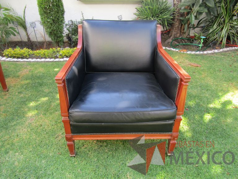 Lote 002 - Sillón de 1 plaza con 4 patas, asiento y respaldo en tipo piel color negro