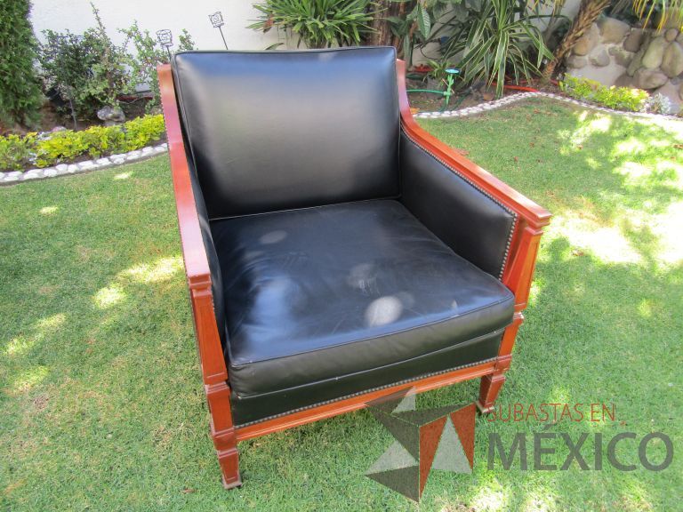 Lote 002 - Sillón de 1 plaza con 4 patas, asiento y respaldo en tipo piel color negro - Imagen 2