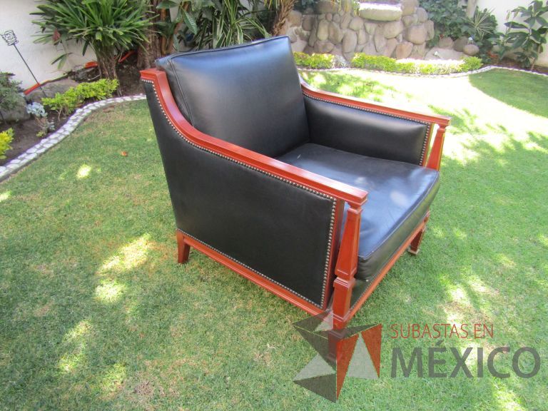 Lote 002 - Sillón de 1 plaza con 4 patas, asiento y respaldo en tipo piel color negro - Imagen 3
