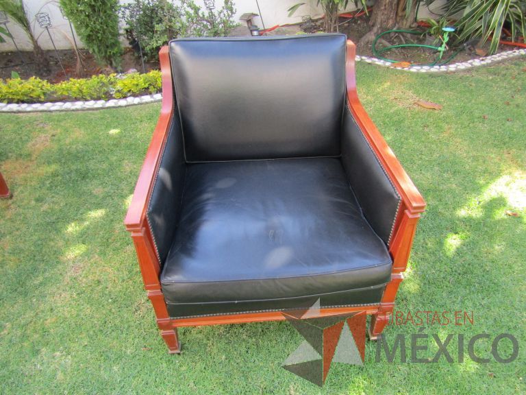 Lote 002 - Sillón de 1 plaza con 4 patas, asiento y respaldo en tipo piel color negro - Imagen 4