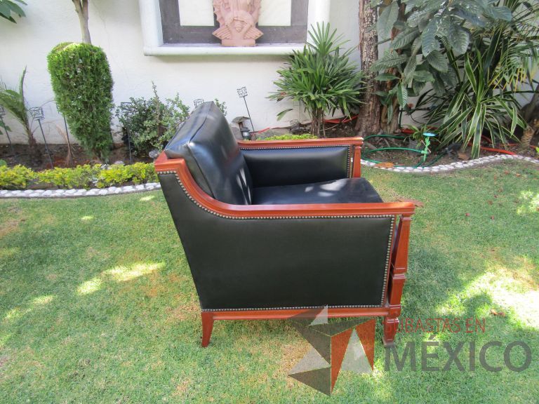 Lote 002 - Sillón de 1 plaza con 4 patas, asiento y respaldo en tipo piel color negro - Imagen 5