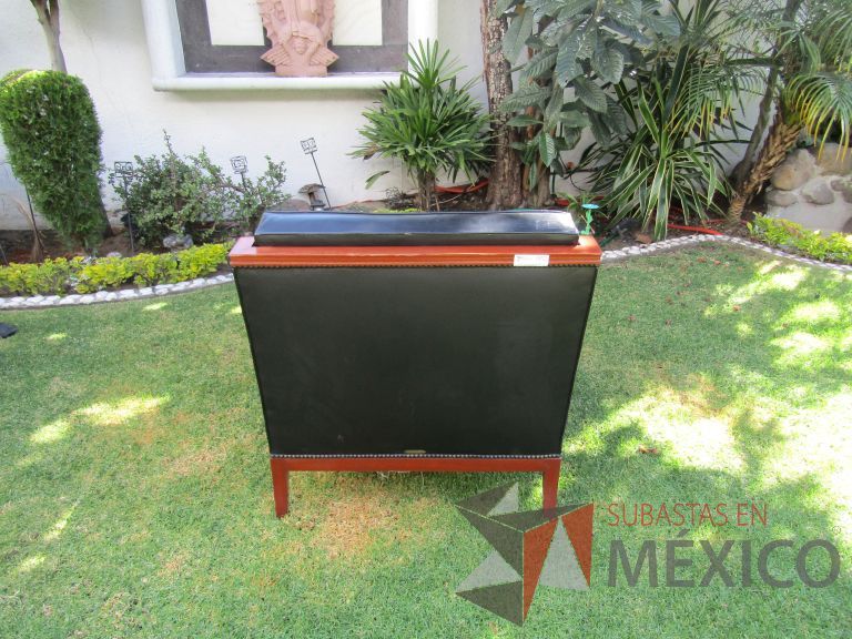 Lote 002 - Sillón de 1 plaza con 4 patas, asiento y respaldo en tipo piel color negro - Imagen 6