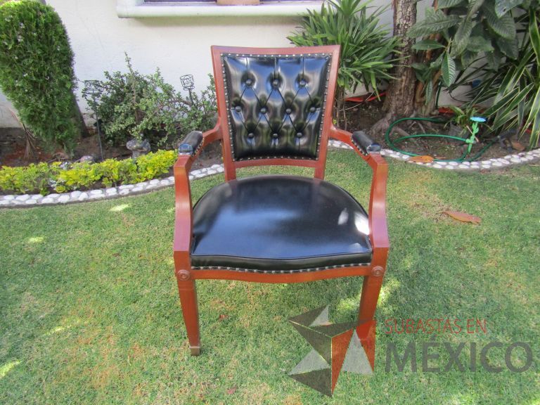 Lote 021 - Silla con 4 patas, asiento y respaldo en piel color negro