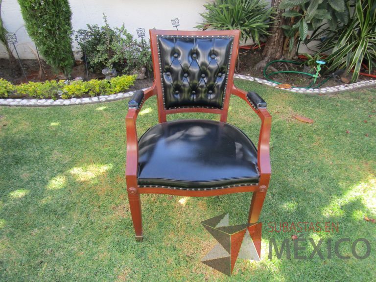 Lote 021 - Silla con 4 patas, asiento y respaldo en piel color negro - Imagen 2