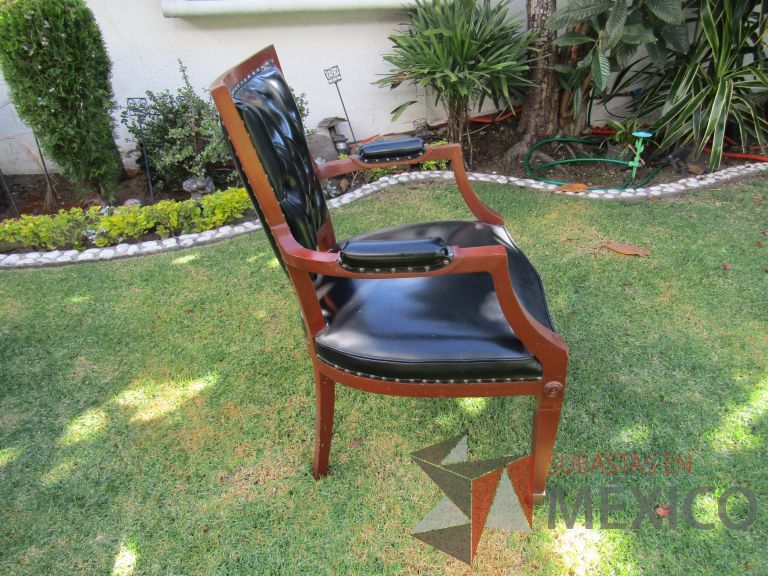 Lote 021 - Silla con 4 patas, asiento y respaldo en piel color negro - Imagen 4