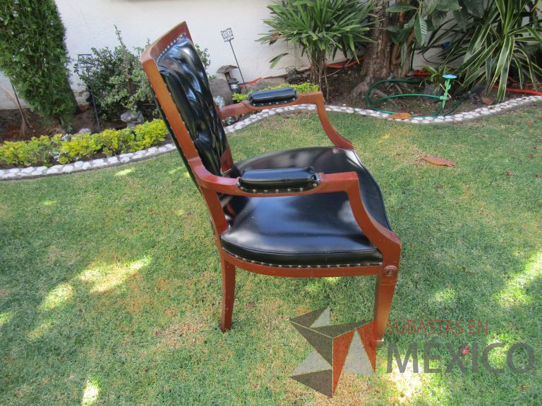Lote 021 - Silla con 4 patas, asiento y respaldo en piel color negro - Imagen 5