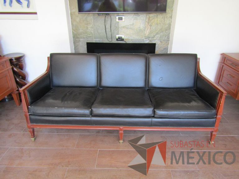 Lote 006 - Sillón de 3 plaza con 4 patas, asiento y respaldo en tipo piel color negro