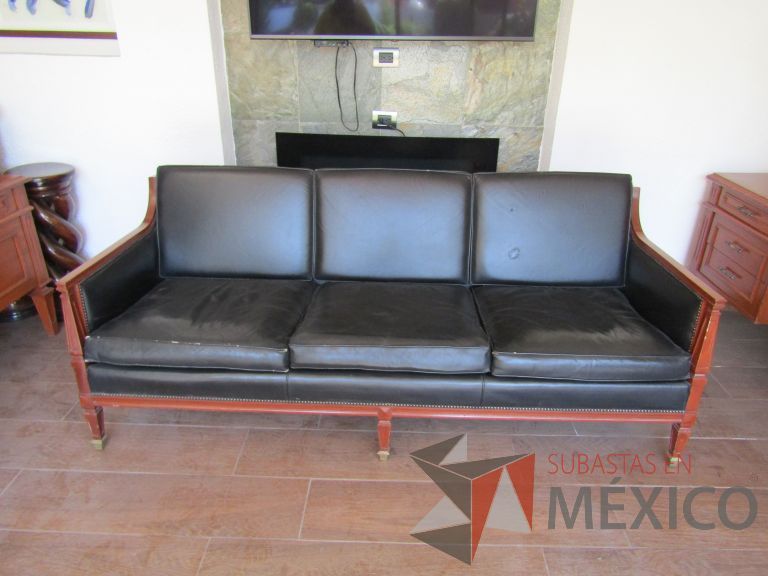Lote 006 - Sillón de 3 plaza con 4 patas, asiento y respaldo en tipo piel color negro - Imagen 2