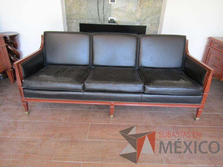 Lote 006 - Sillón de 3 plaza con 4 patas, asiento y respaldo en tipo piel color negro - Imagen 3