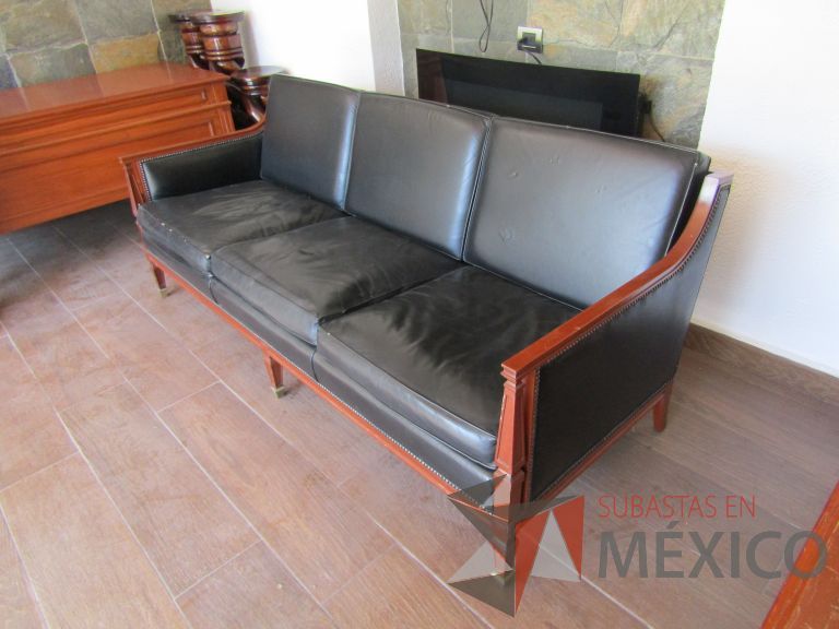Lote 006 - Sillón de 3 plaza con 4 patas, asiento y respaldo en tipo piel color negro - Imagen 4
