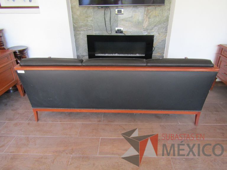 Lote 006 - Sillón de 3 plaza con 4 patas, asiento y respaldo en tipo piel color negro - Imagen 5