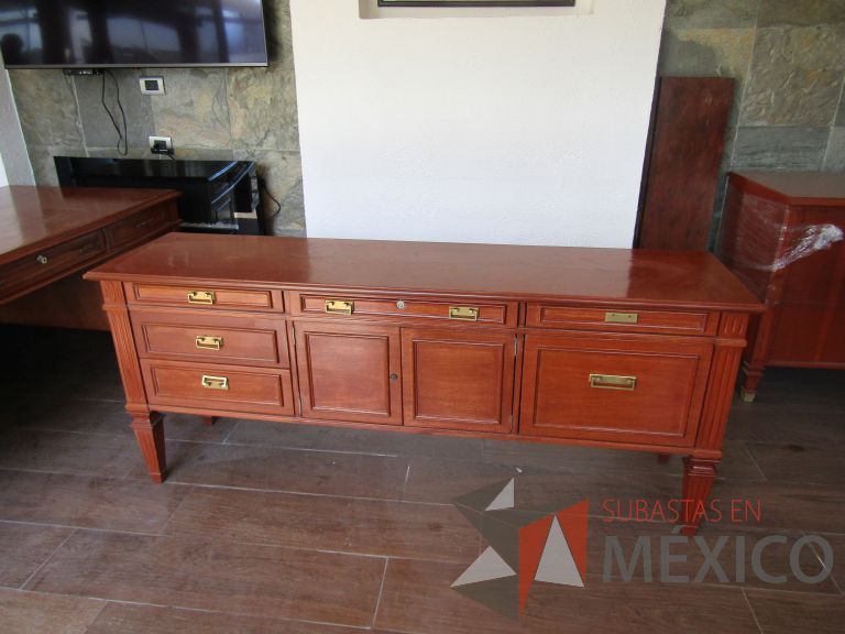 Lote 011 - Credenza de madera con 5 cajones y 2 puertas color café