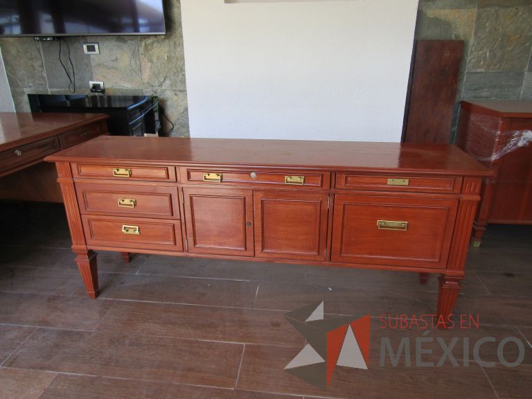 Lote 011 - Credenza de madera con 5 cajones y 2 puertas color café - Imagen 2