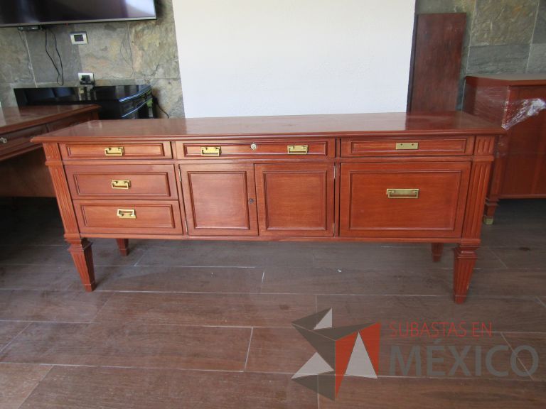 Lote 011 - Credenza de madera con 5 cajones y 2 puertas color café - Imagen 3