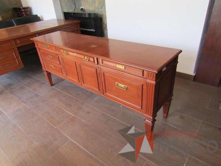 Lote 011 - Credenza de madera con 5 cajones y 2 puertas color café - Imagen 4