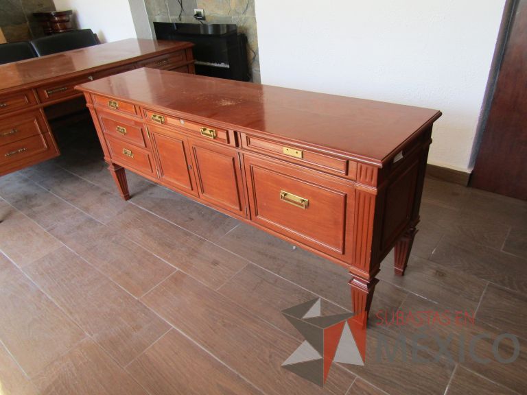 Lote 011 - Credenza de madera con 5 cajones y 2 puertas color café - Imagen 5