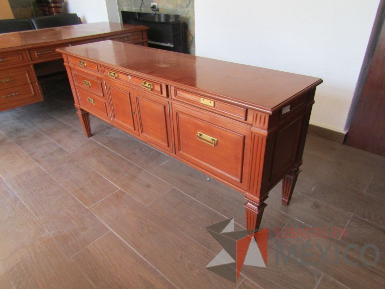 Lote 011 - Credenza de madera con 5 cajones y 2 puertas color café - Imagen 6
