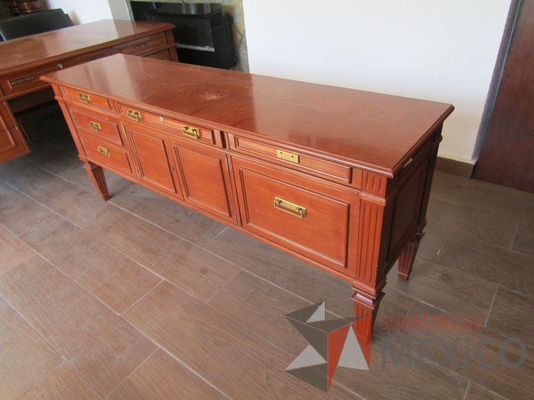 Lote 011 - Credenza de madera con 5 cajones y 2 puertas color café - Imagen 7