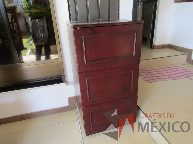 Lote 017 - Gabinete alto con 2 cajones y 1 puerta color vino - Imagen 2