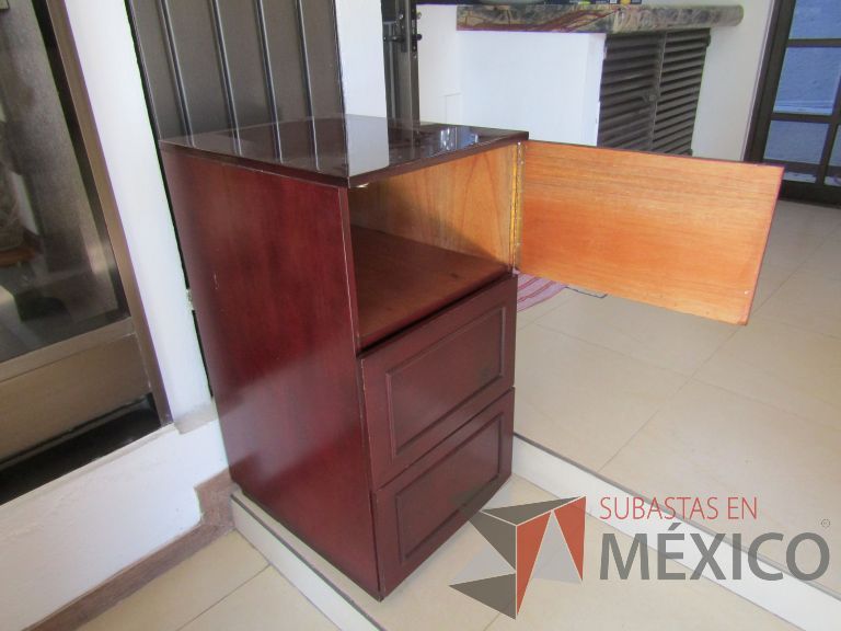 Lote 017 - Gabinete alto con 2 cajones y 1 puerta color vino - Imagen 3
