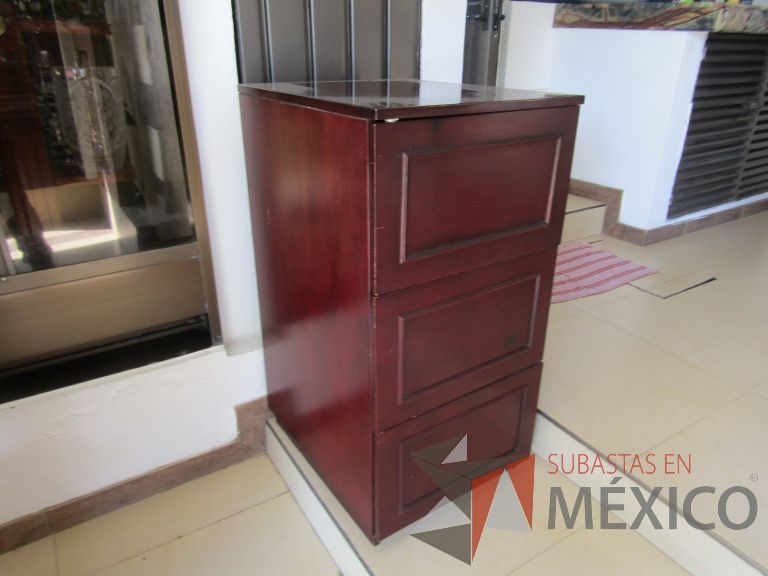 Lote 017 - Gabinete alto con 2 cajones y 1 puerta color vino